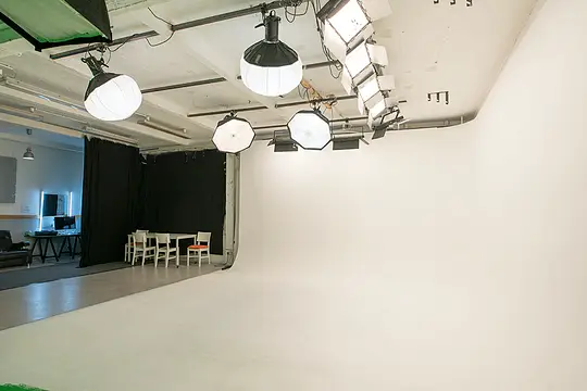 Allmost-Studio-1-Mietstudio-Berlin-Kreuzberg-Fotostudio-Filmstudio-Weise-Eckhohlkehle-Kunstlicht-Equipment-inklusive