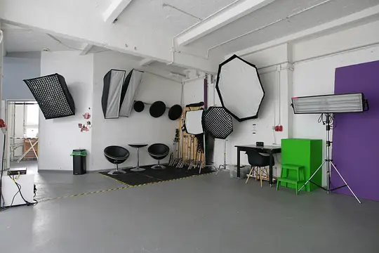 Allmost-Studio-mieten-Berlin-Fotostudio-Filmstudio-Studio-2-Weise-Eckhohlkehle-Tageslicht-Equipment-Zubehor-Sitzecke